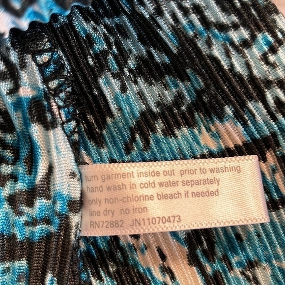 Essentials women’s V-neck blouse size 0X - Picture 7 of 8